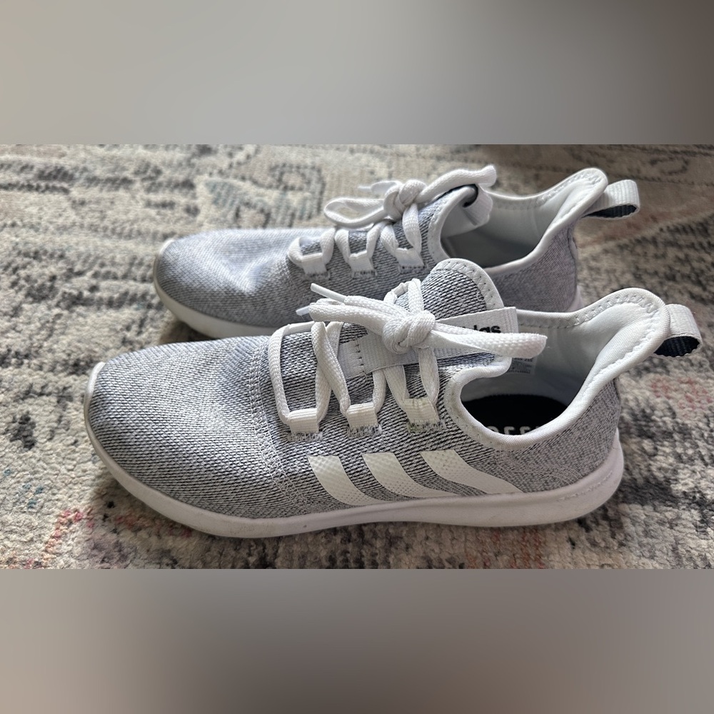 🚫SOLD🚫 <Adidas> Ladies super lightweight sneakers 👟 size 6 1/2 - Picture 3 of 4
